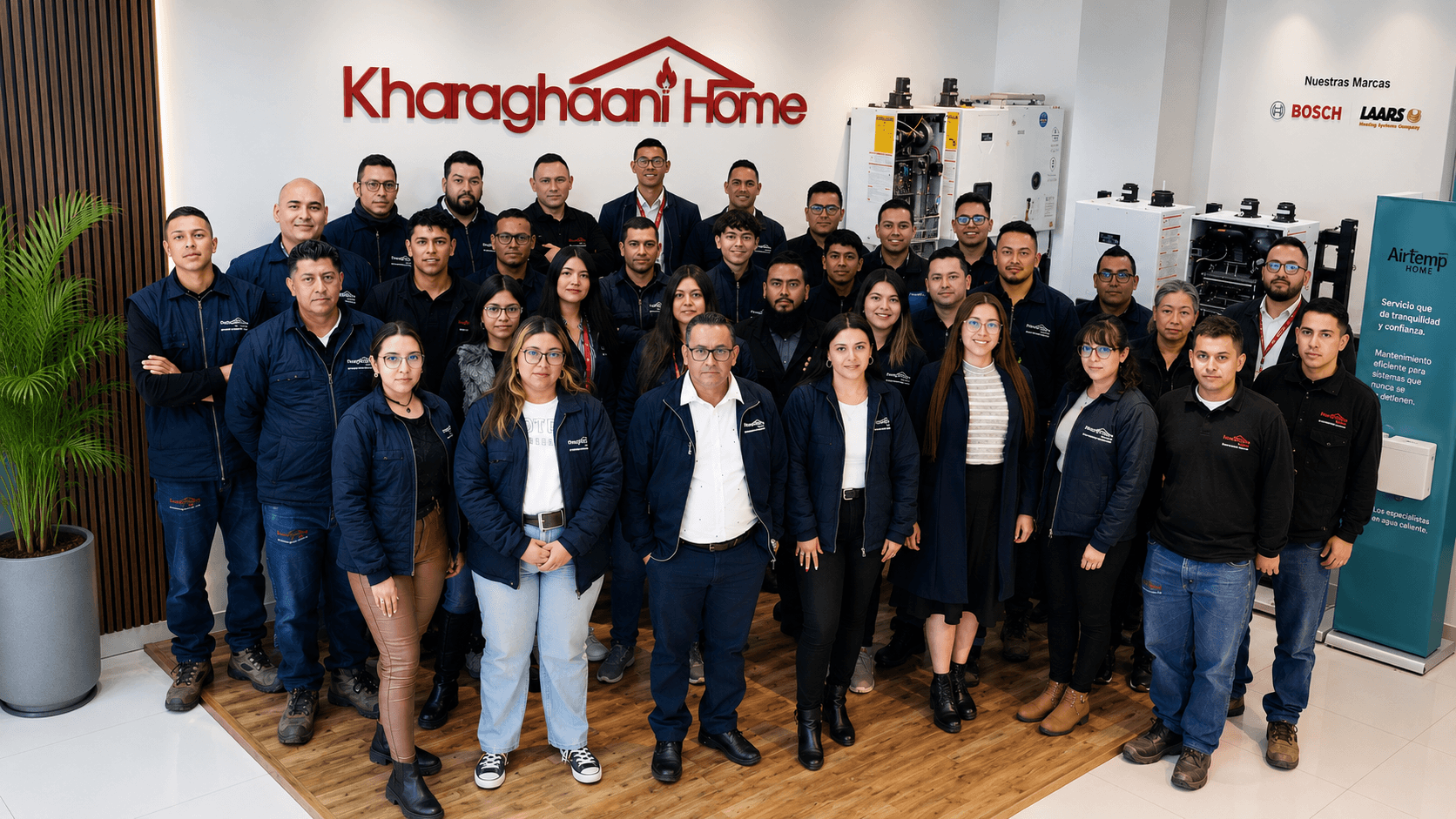 Equipo de Ingeniería de Kharaghani Home en Showroom