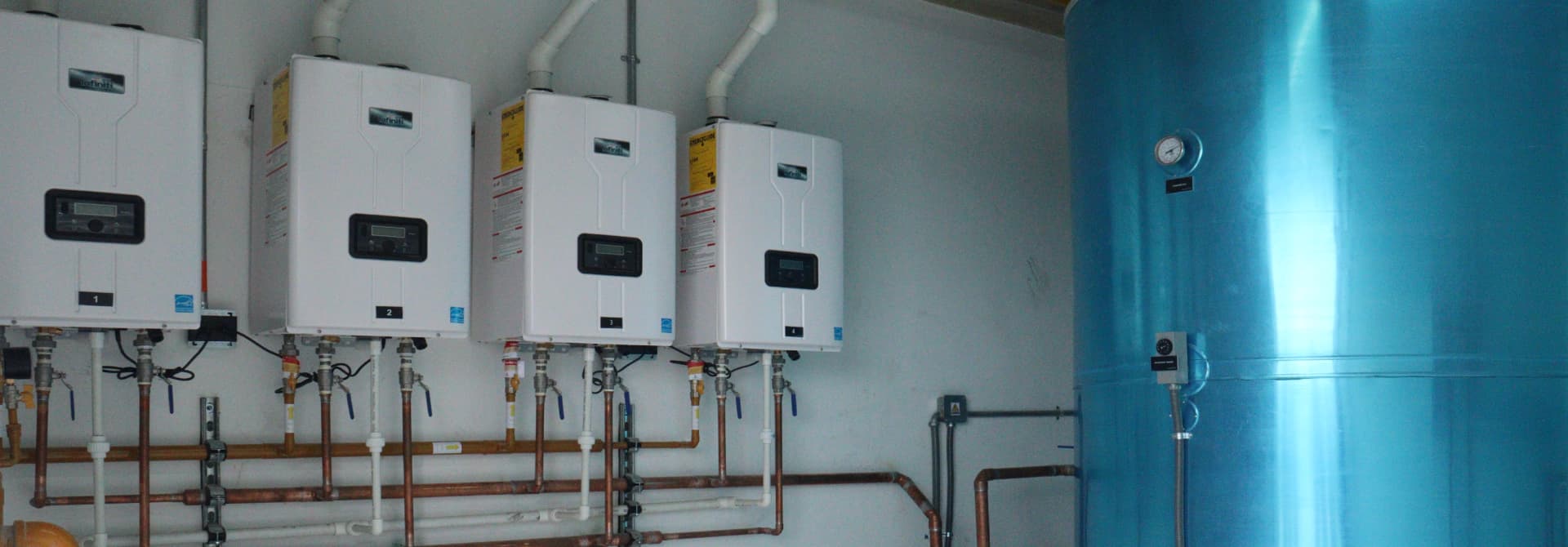 Calderines de Condensación a Gas: Termodinámica, Rendimiento del 98% y Ahorro en Colombia