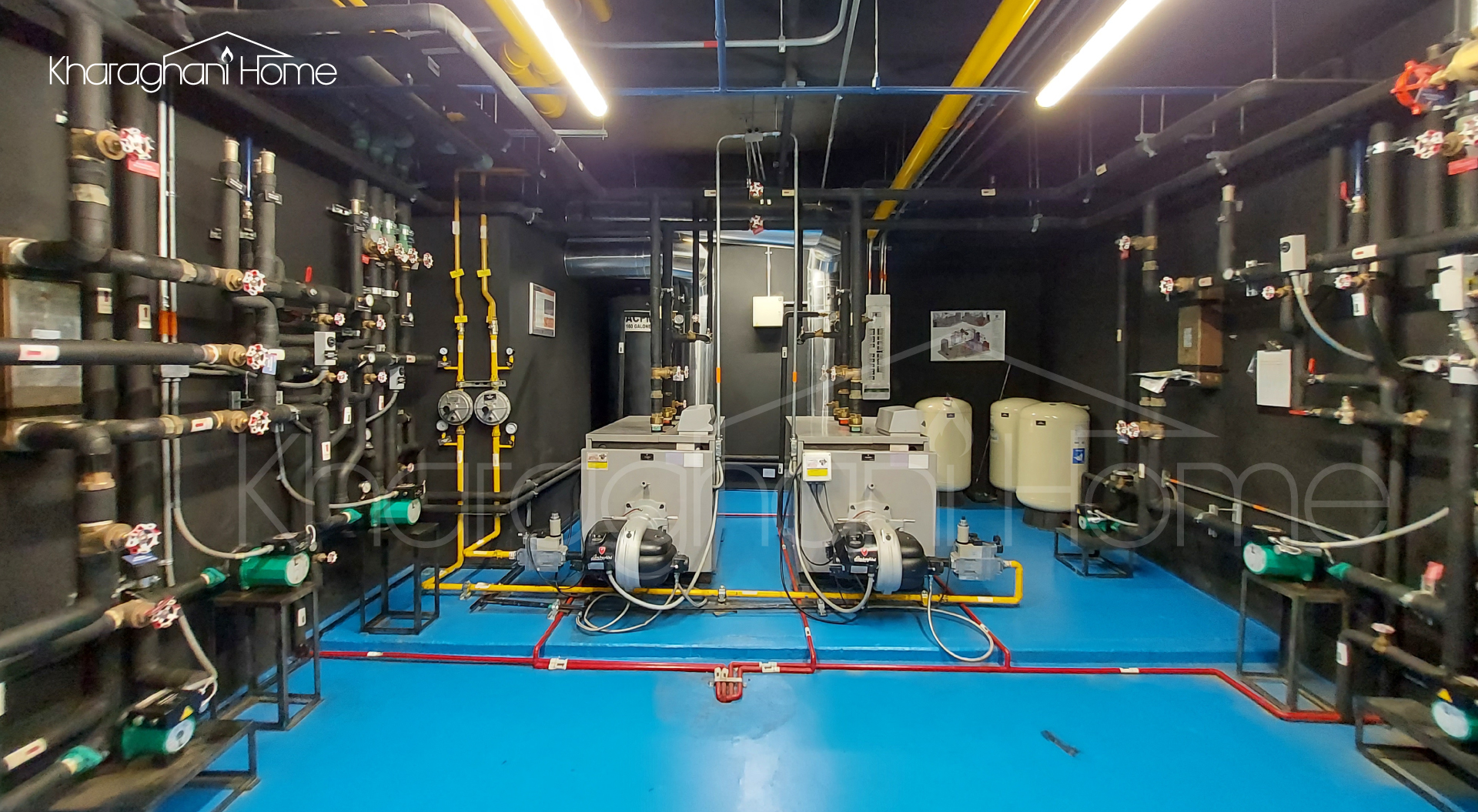 Sistema de agua caliente central para edificios en Colombia, mostrando la caldera, el tanque de acumulación y el circuito de recirculación.